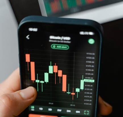 Solana’s $100 Crash Looms: DEX Volume, Fees Dive—What’s Next?