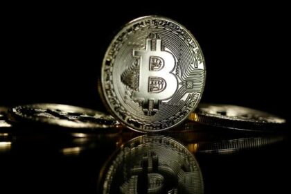 Crypto Chaos: BTC, ETH, XRP Dive as Markets Plunge Urgently