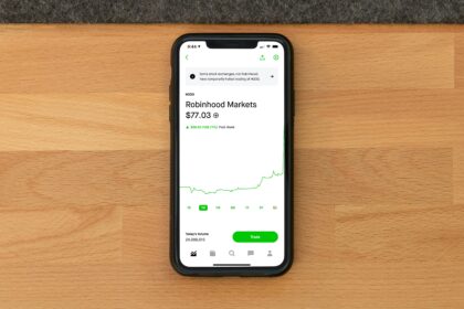 Unlock Crypto Potential: Robinhood vs. Coinbase—Which Dominates the Market?