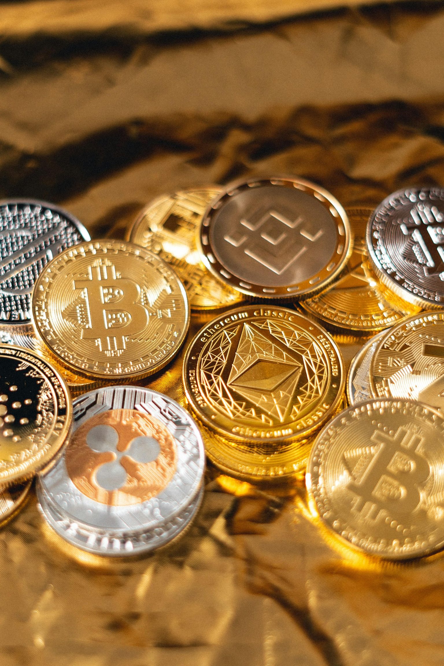 Crypto market crashes as Fear and Greed and Altcoin Season Index slips