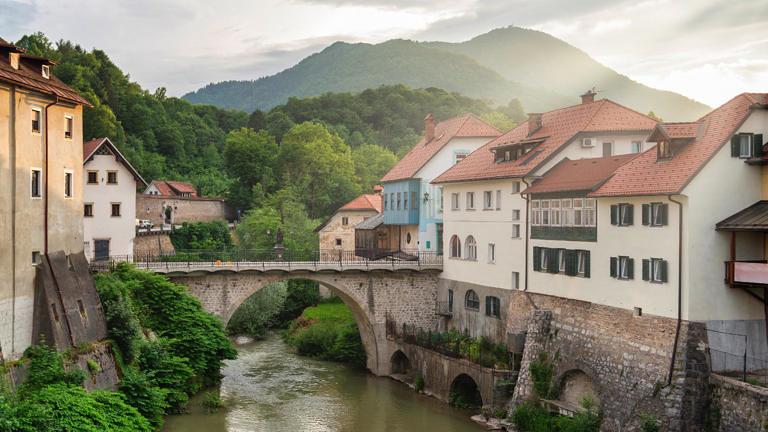 Solana price falls under $100: Dead-cat bounce coming?