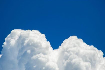 XRP price faces pressure as ETF inflows slow, while UE Crypto cloud mining emerges with daily earnings potential exceeding $7,000