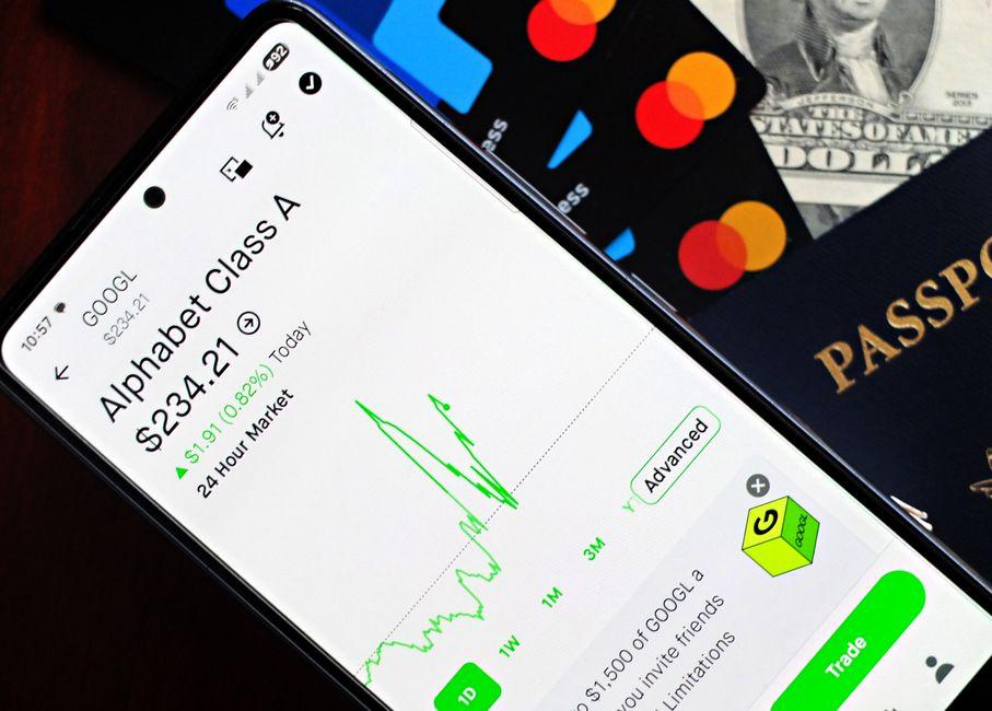 AMC CEO challenges Robinhood’s 1:1 token backing