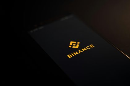Upbit flags SOPH as Binance drops 7 USDC pairs
